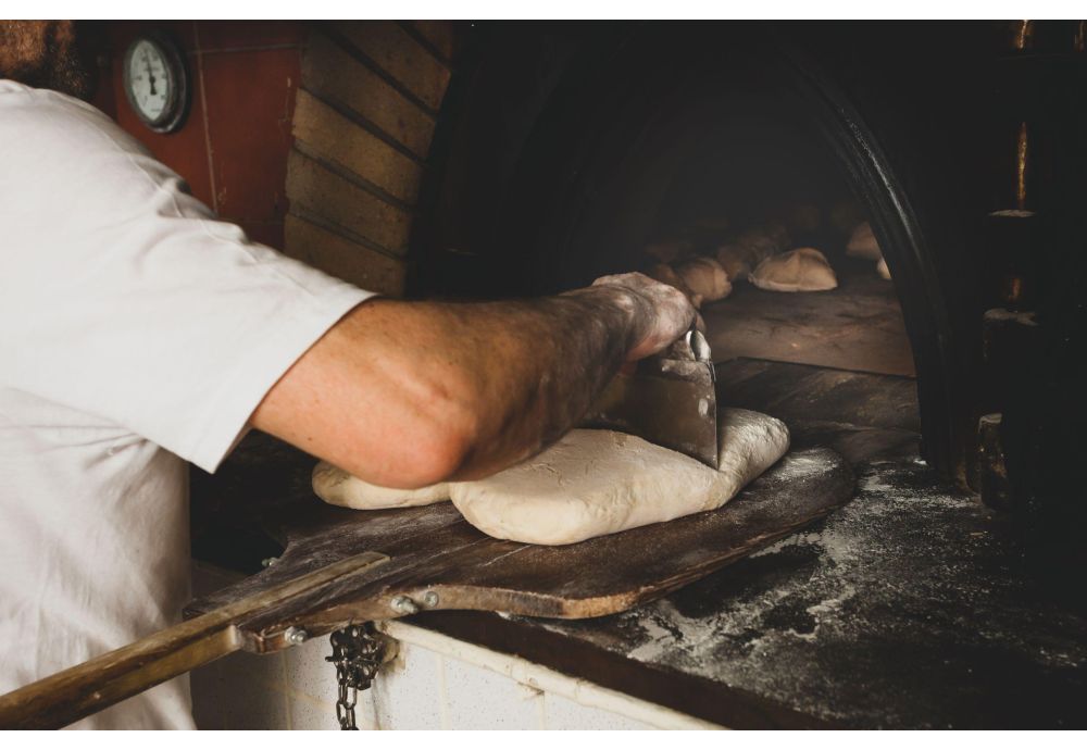 Bake brød i en tradisjonell vedfyrt ovn