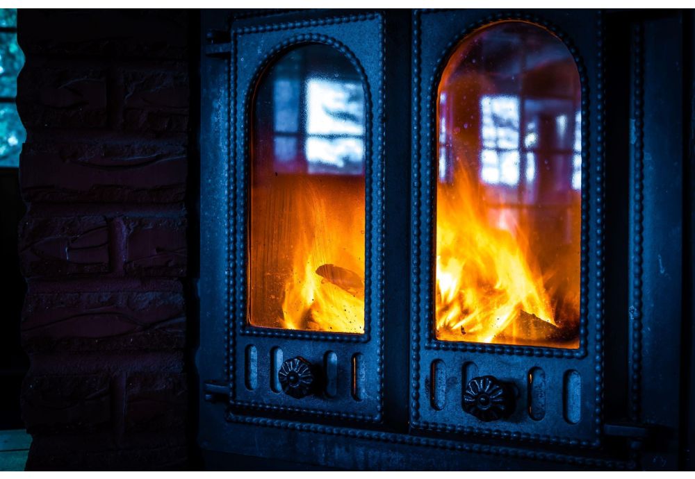 Hvordan rengjør du glassdøren i peisen grundig?