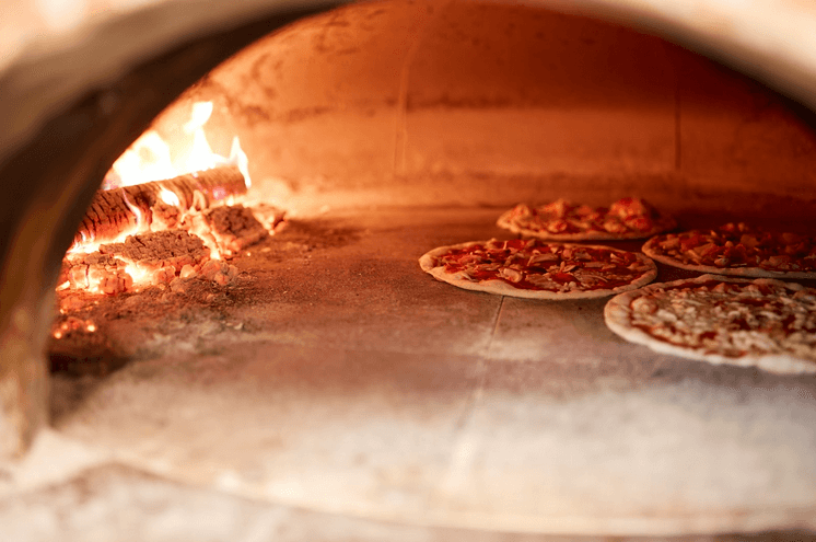 Slik bruker du pizzaovner i hagen Slik bruker du pizzaovner i hagen